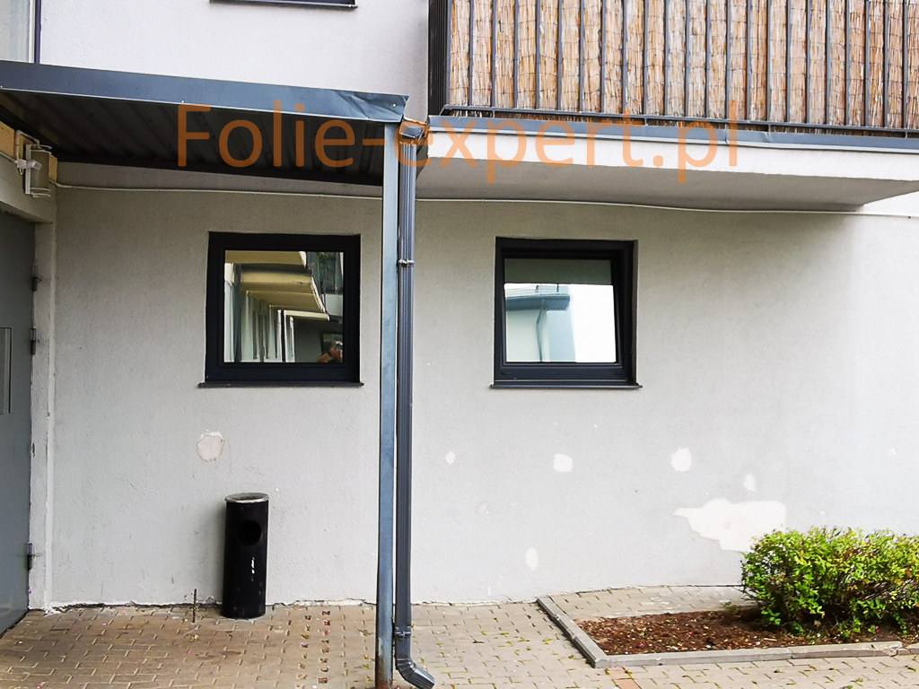 Jasna folia lustrzana Argos 35 na oknie