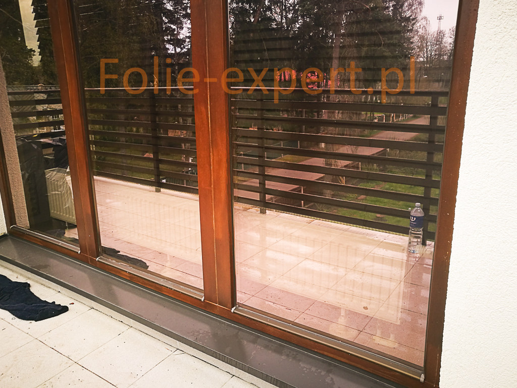 Jasna brązowa folia lustro weneckie Cooper 30 CX na oknie